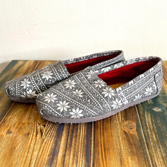 TOMS Women's Silver Snowflake Classic Flats Size 8W - Picture 2 of 6